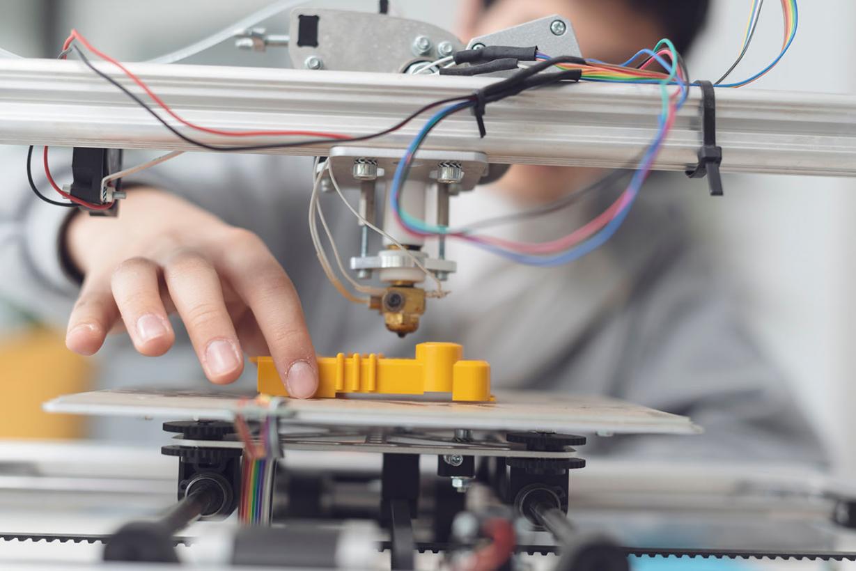 El Gobierno regional saca a licitación el reparto de casi 7.000 dispositivos informáticos para desarrollar proyectos de innovación en centros educati