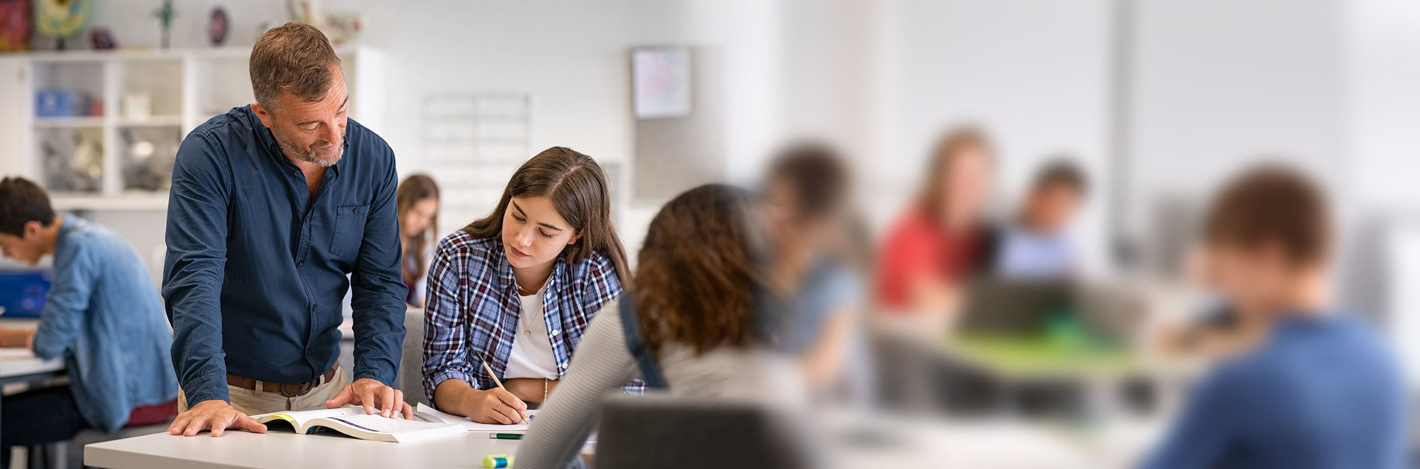 Un docente explicando a una alumna