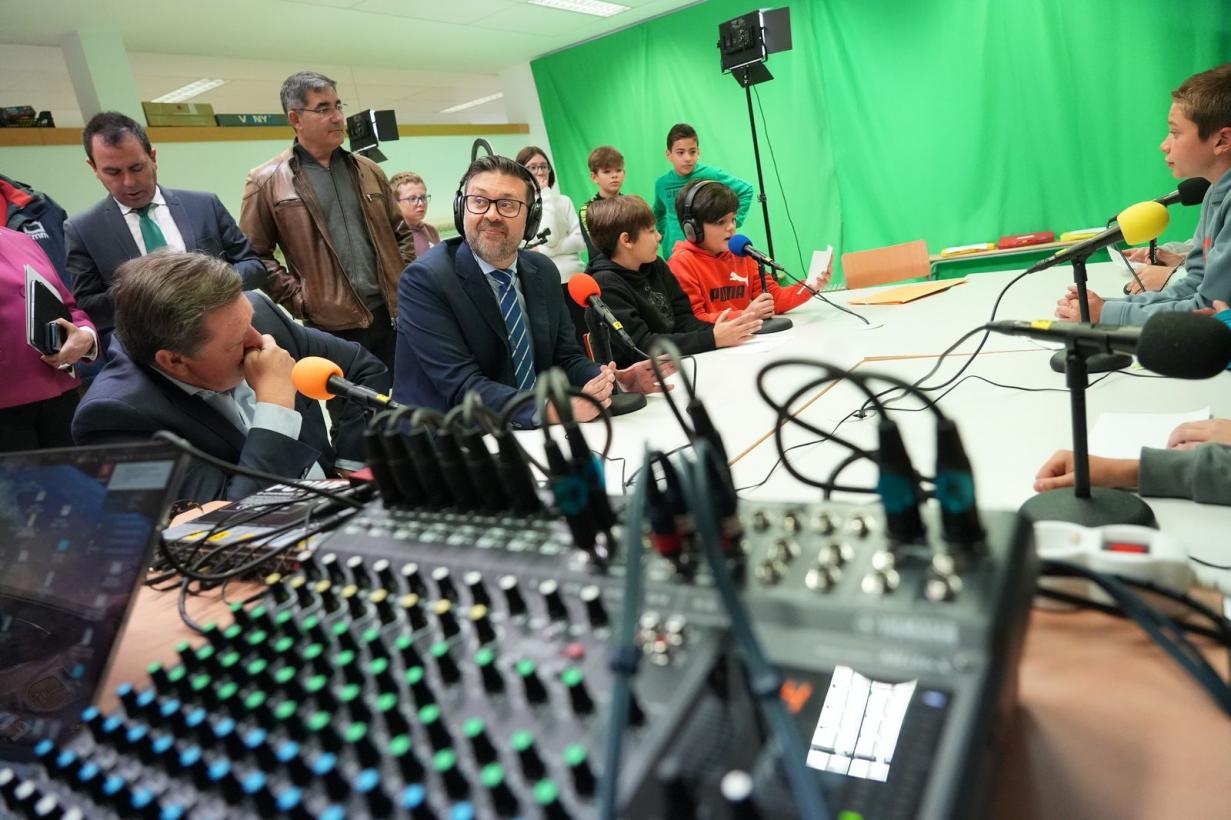 Artículo de opinión del consejero de Educación, Cultura y Deportes, Amador Pastor: La radio: una compañera inseparable