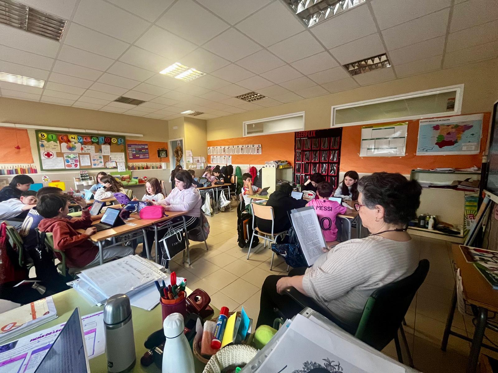Grupo de alumnos leyendo en la biblioteca