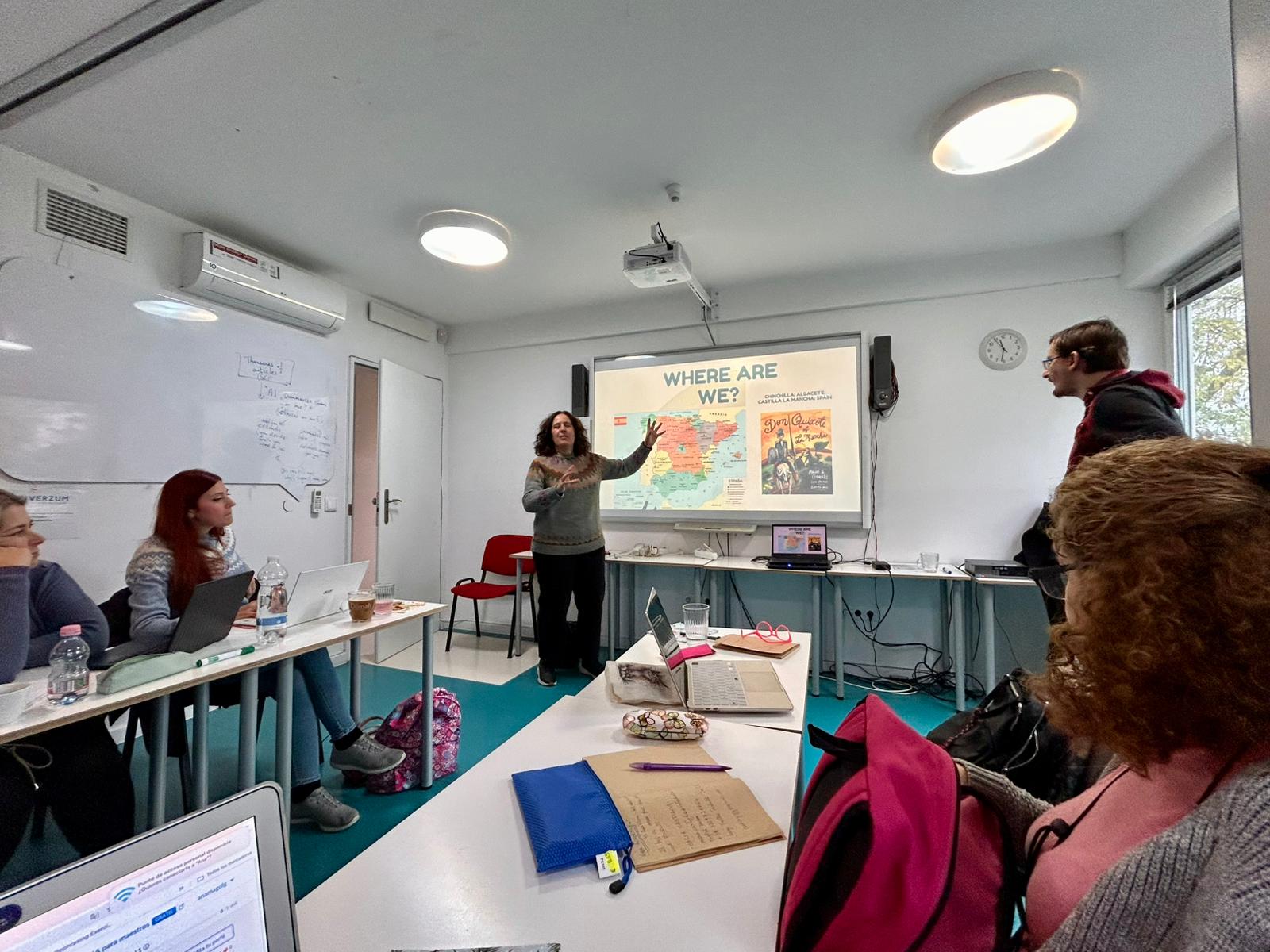 Docente haciendo una presentación
