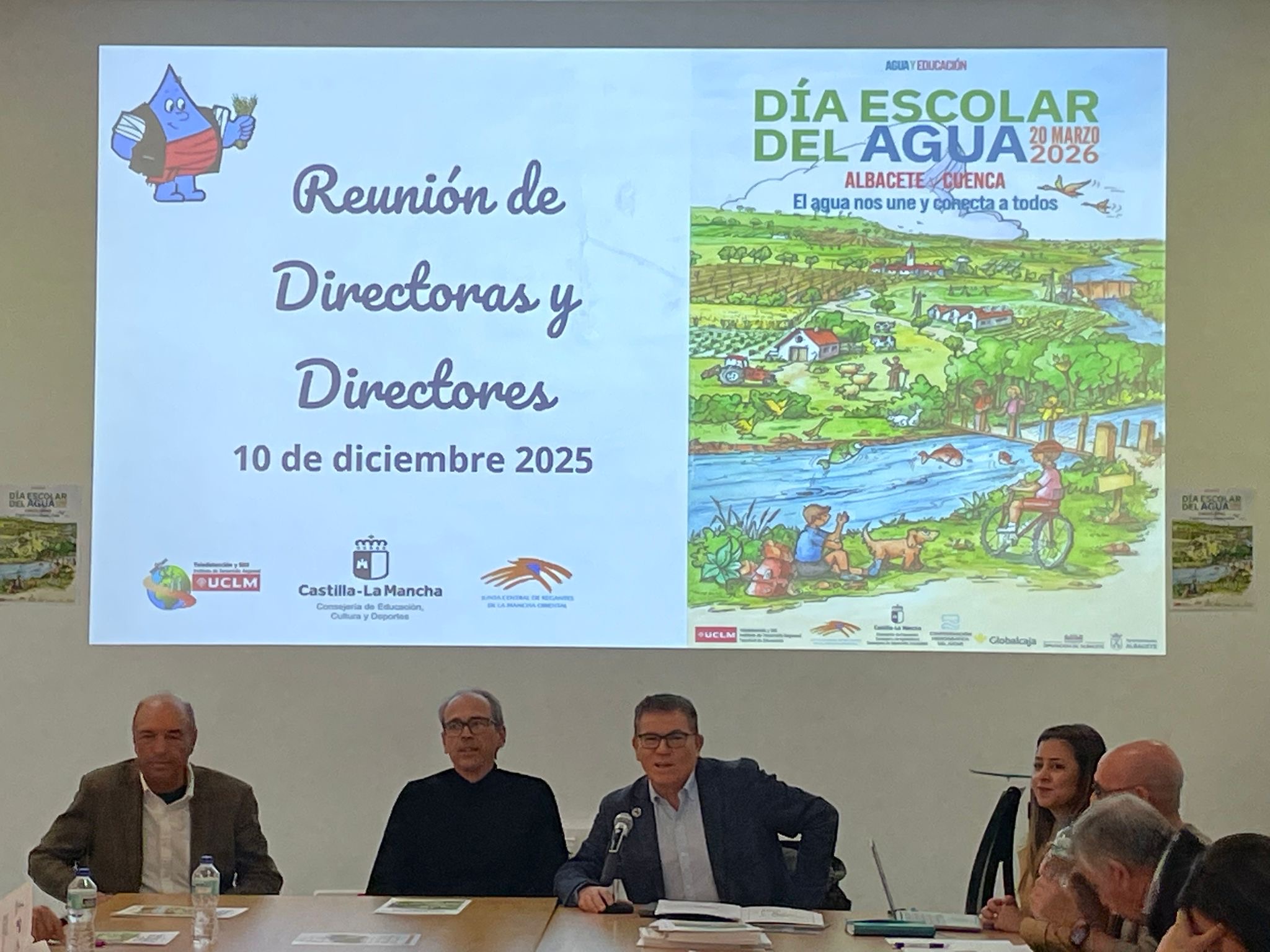 Personas reunidas en torno a una mesa con una presentación