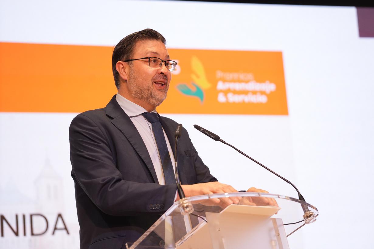 El consejero de educación en rueda de prensa