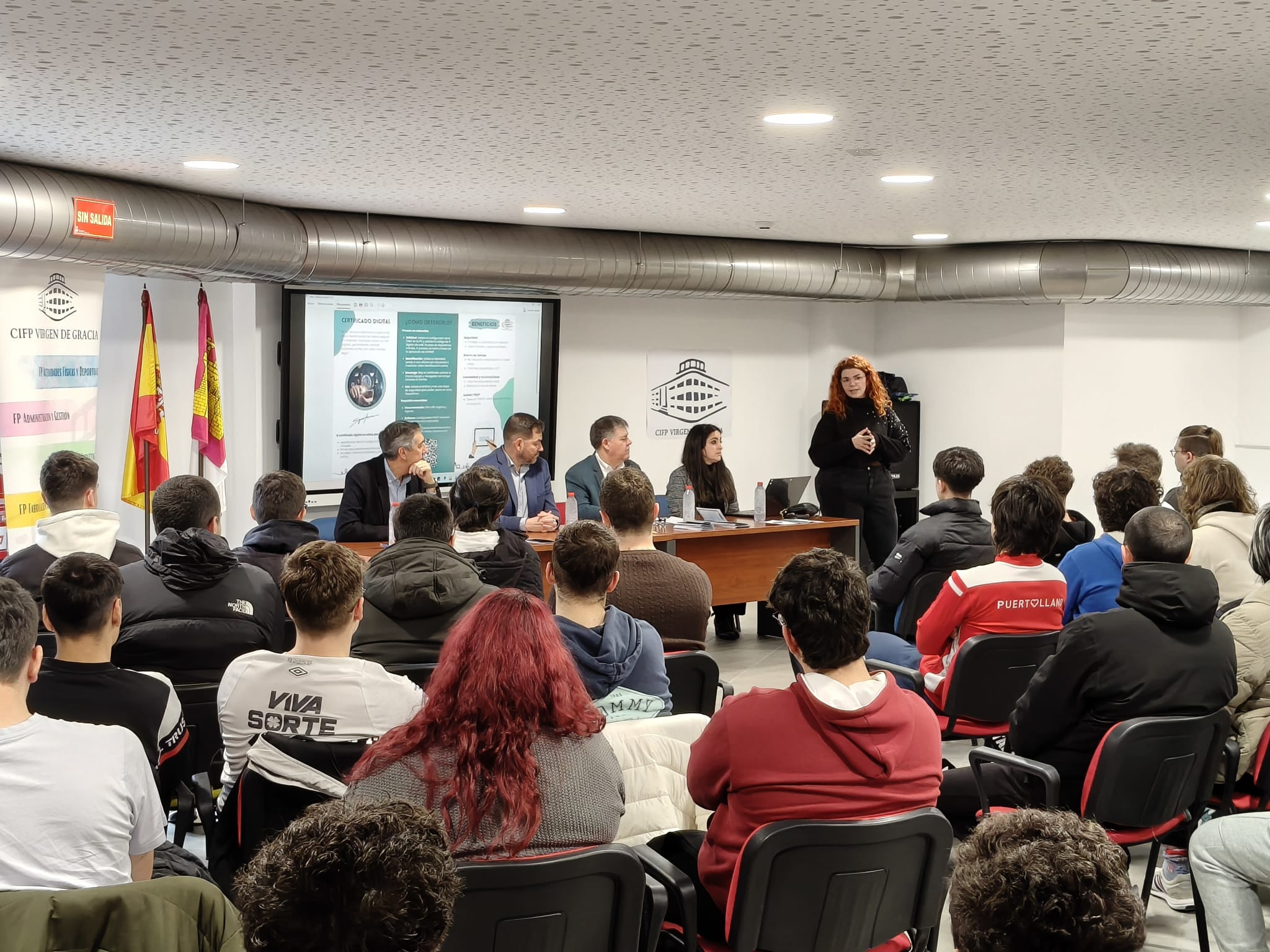 Alumnado en el Salón de Actos del CIFP Virgen de Gracia de Puertollano durante la presentación de las I Jornadas Conecta2