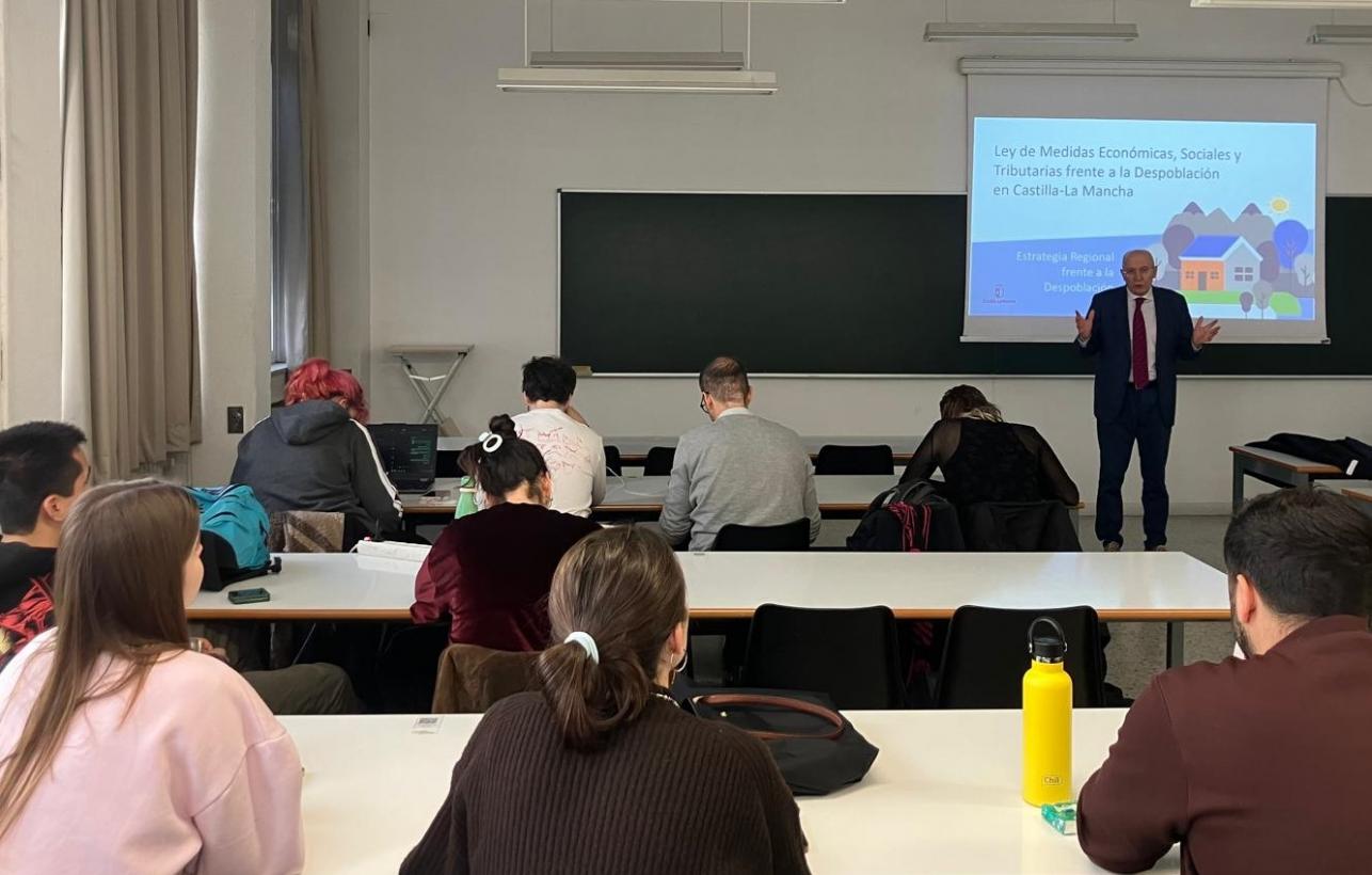 Castilla-La Mancha ha puesto en marcha ayudas de hasta 12.000 euros para alumnos de zonas despobladas que cursen estudios universitarios