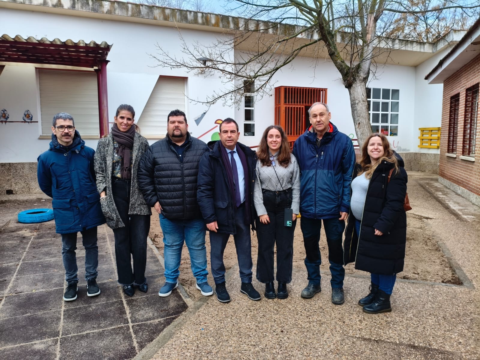 Representantes de la Delegación Provincial de Educación, Ayuntamiento y centro educativo. Delegado provincial de Educación, Cultura y Deportes, José 