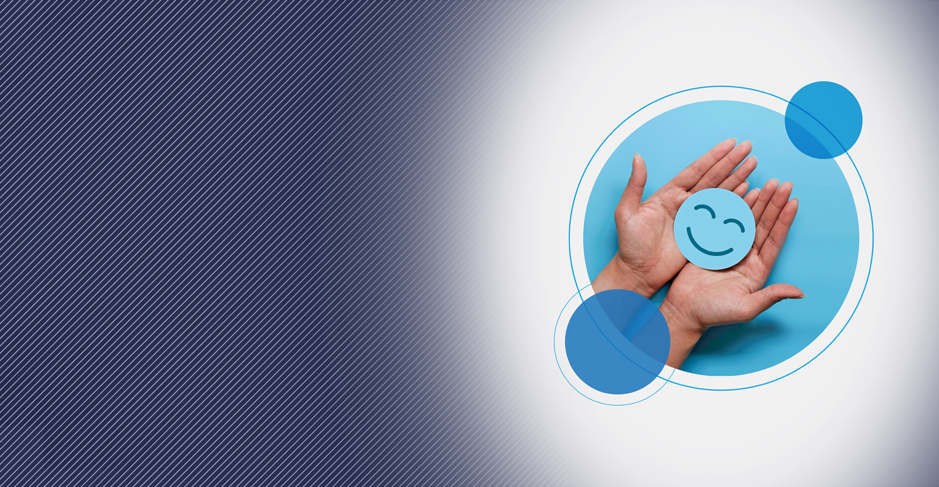 Manos sosteniendo una carita sonriente