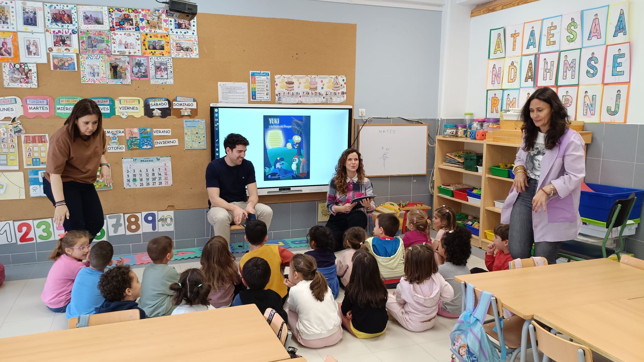Grupo de alumnos escuchando un cuento