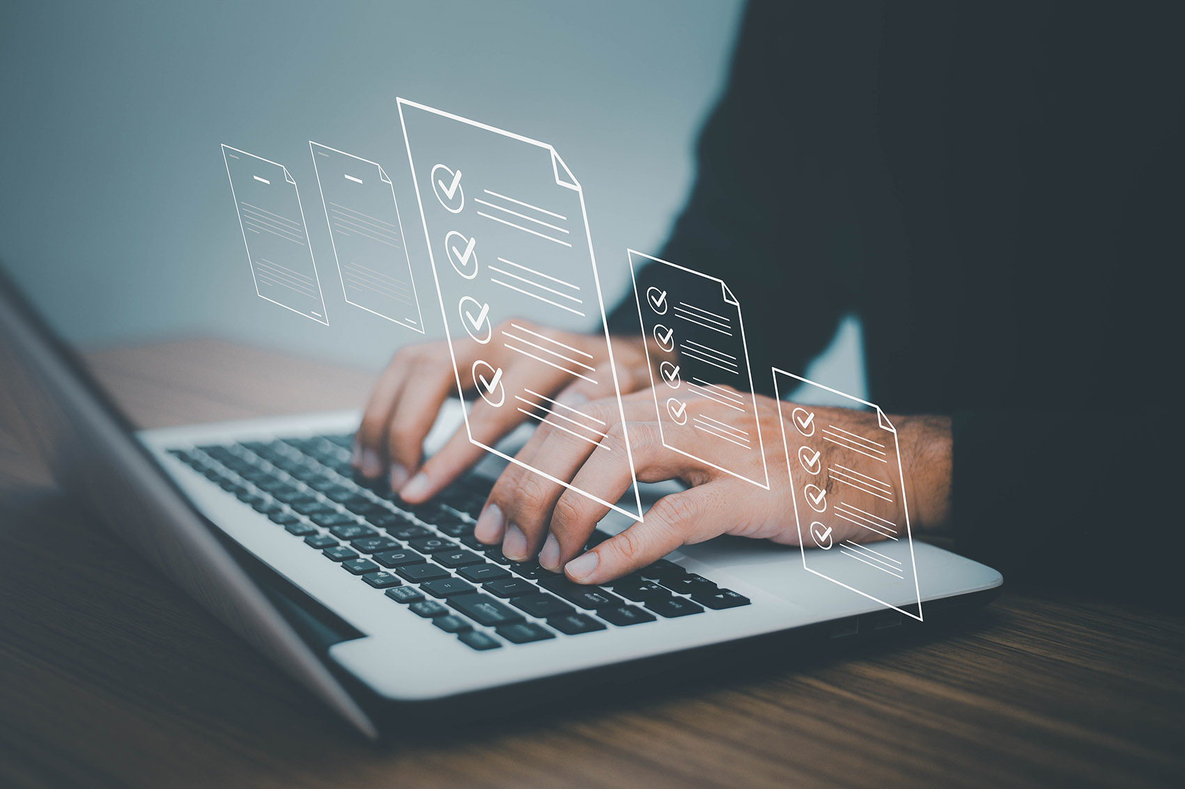 Manos en un ordenador con dibujos de documentos digitales