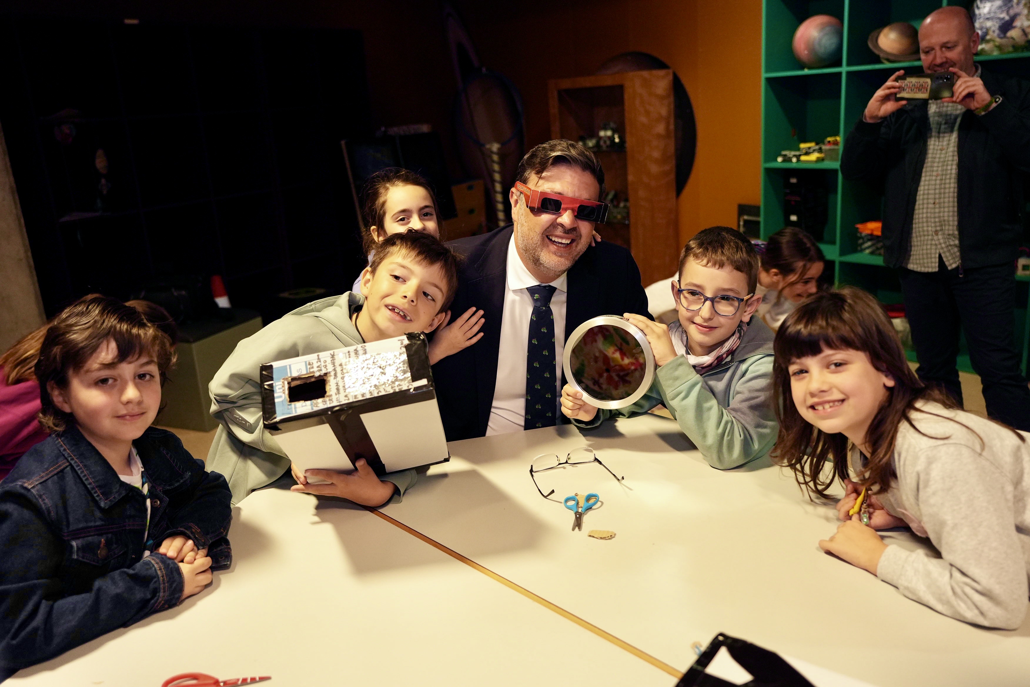 El Gobierno regional acerca a alrededor de 360.000 alumnos y alumnas de más de 1.100 centros educativos el eclipse solar del próximo mes de agosto