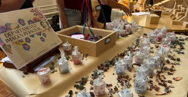 El IES Pedro Mercedes celebra el II Mercadillo Solidario del Aula de Emprendimiento Profesional (APE)