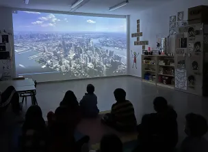Alumnado viendo las imágenes de Nueva York