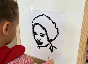 Alumno de 4 años dibujando a Ana Céspedes