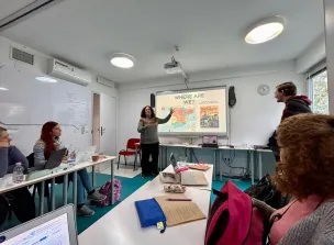 Docente haciendo una presentación