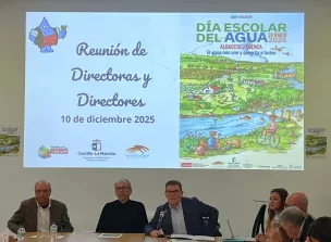 Personas reunidas en torno a una mesa con una presentación