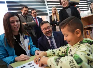 Visita del consejero a un centro educativo. Alumno, maestra y consejero