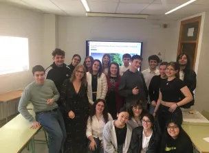 Alumnado participante en la Liga Regional de Debate Escolar reunido en un aula tras una actividad de debate, con materiales de trabajo sobre las mesa