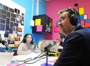 El consejero ha conocido el Proyecto de Innovación Educativa del CEIP ‘Juan de Yepes’ 