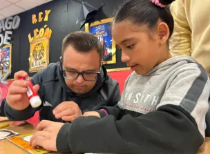 Alumnado trabajando manualidades.