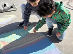 Alumnado preparando material.