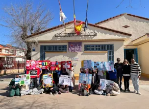 Alumnado participante y profesorado en la entrada del centro.