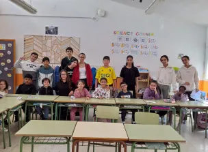 Alumnado en la realización de los distintos talleres.