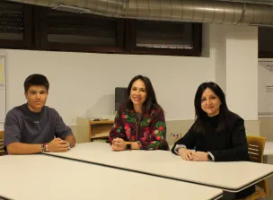Alumno y dos profesoras en torno a una mesa