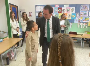 Delegado Provincial con alumnado.