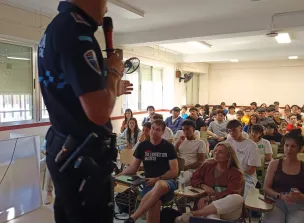 Agente de la policia dando una charla