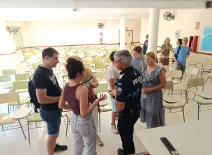 Participantes conversando tras la charla