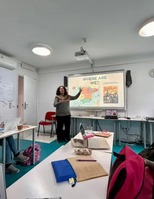 Docente haciendo una presentación
