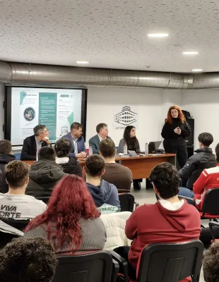Alumnado en el Salón de Actos del CIFP Virgen de Gracia de Puertollano durante la presentación de las I Jornadas Conecta2