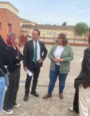 Delegado Provincial y directora del centro.