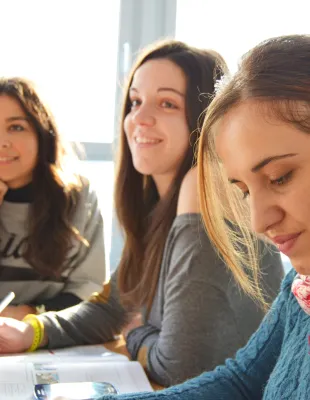 Castilla-La Mancha impulsa el voluntariado de antiguo alumnado de FP y universitario en centros educativos para prevenir el abandono escolar y mejora