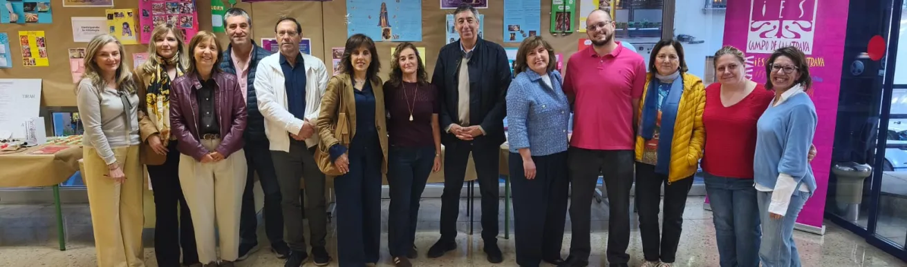 Grupo de unas doce personas adultas posando en el interior de un centro educativo. En la imagen aparece el delegado de Educación, Cultura y Deportes 