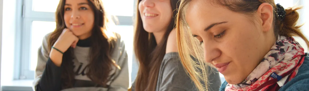 Castilla-La Mancha impulsa el voluntariado de antiguo alumnado de FP y universitario en centros educativos para prevenir el abandono escolar y mejora