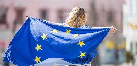 Mujer con bandera de Europa (Erasmus)