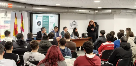 Alumnado en el Salón de Actos del CIFP Virgen de Gracia de Puertollano durante la presentación de las I Jornadas Conecta2