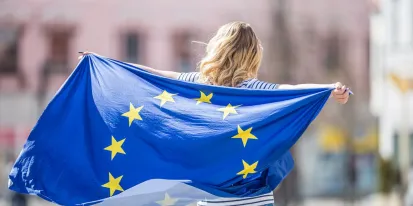 Mujer con bandera de Europa (Erasmus)