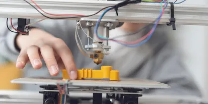 El Gobierno regional saca a licitación el reparto de casi 7.000 dispositivos informáticos para desarrollar proyectos de innovación en centros educati