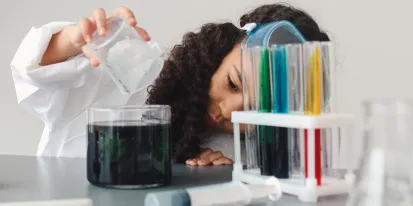 El Gobierno regional visibiliza y fomenta la presencia de las niñas y las mujeres en la ciencia con un ciclo de conferencias y una mesa redonda