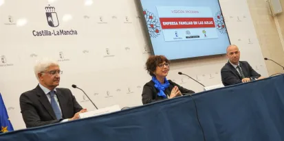 La Junta destina más de 54 millones en los últimos años a los centros educativos para realizar intervenciones, beneficiando así a la empresa local