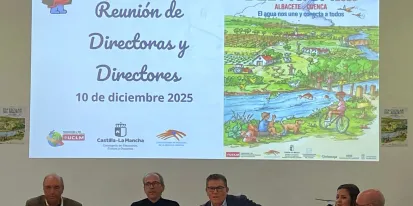 Personas reunidas en torno a una mesa con una presentación