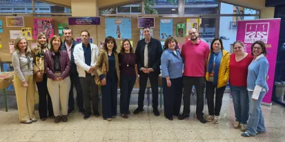 Grupo de unas doce personas adultas posando en el interior de un centro educativo. En la imagen aparece el delegado de Educación, Cultura y Deportes 
