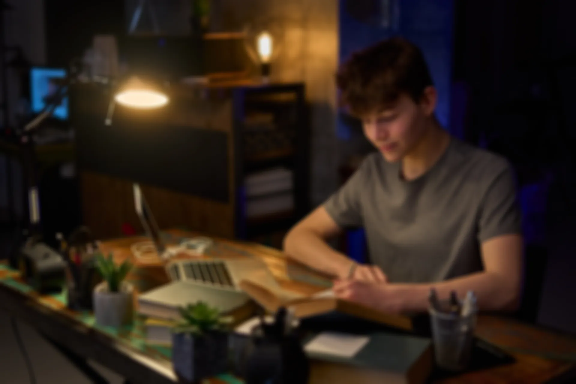 Almuno estudiando en habitación