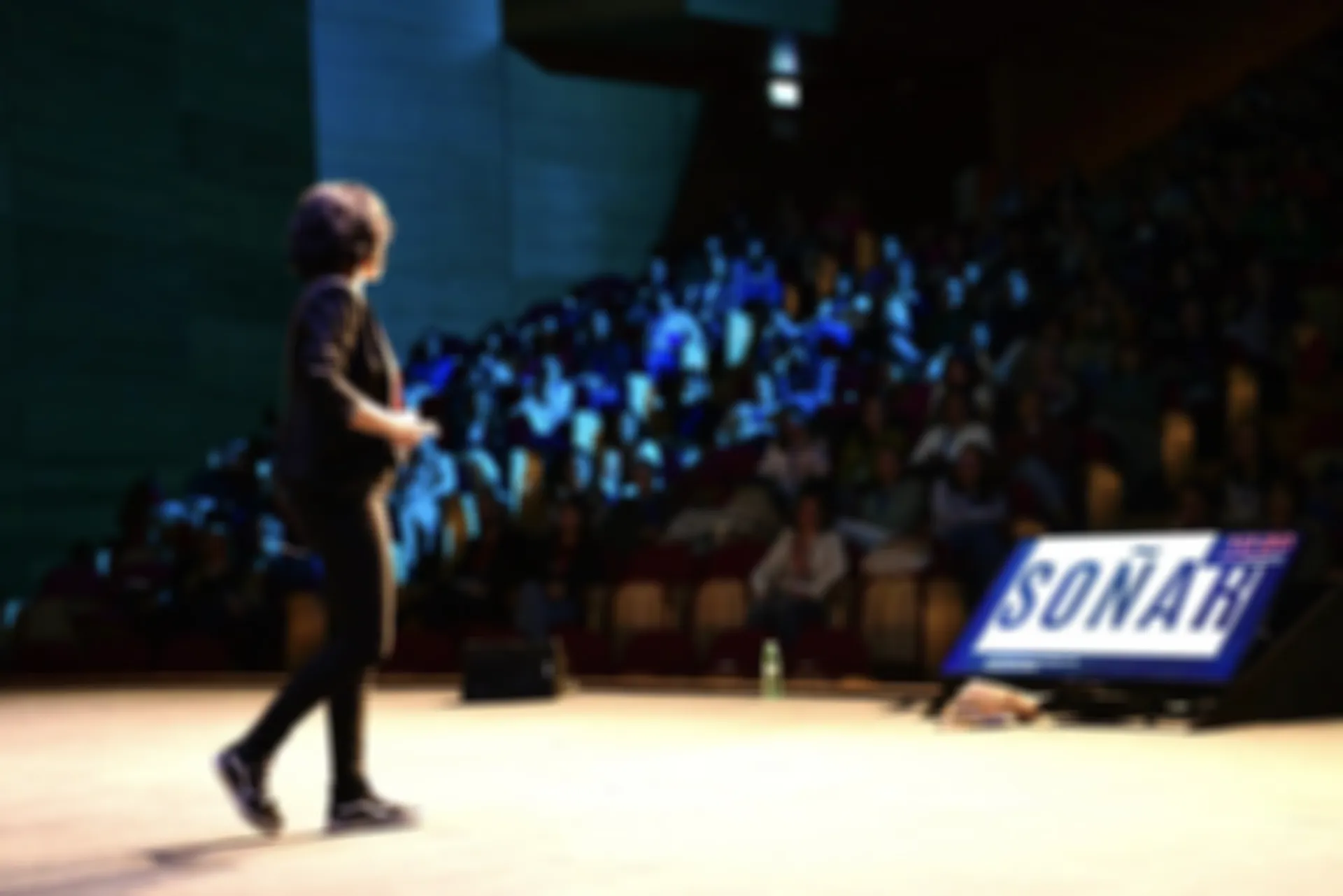 Exducere - Escenario con mujer y la palabra Soñar