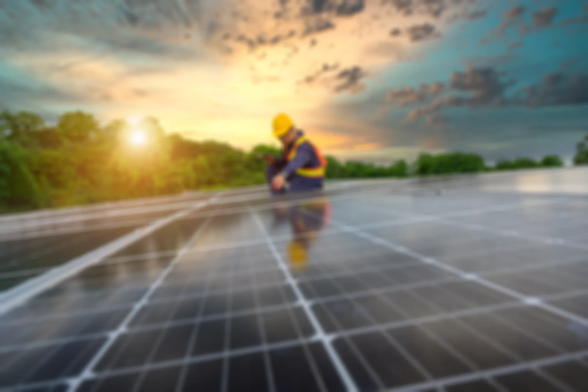 Operario instalando paneles solares