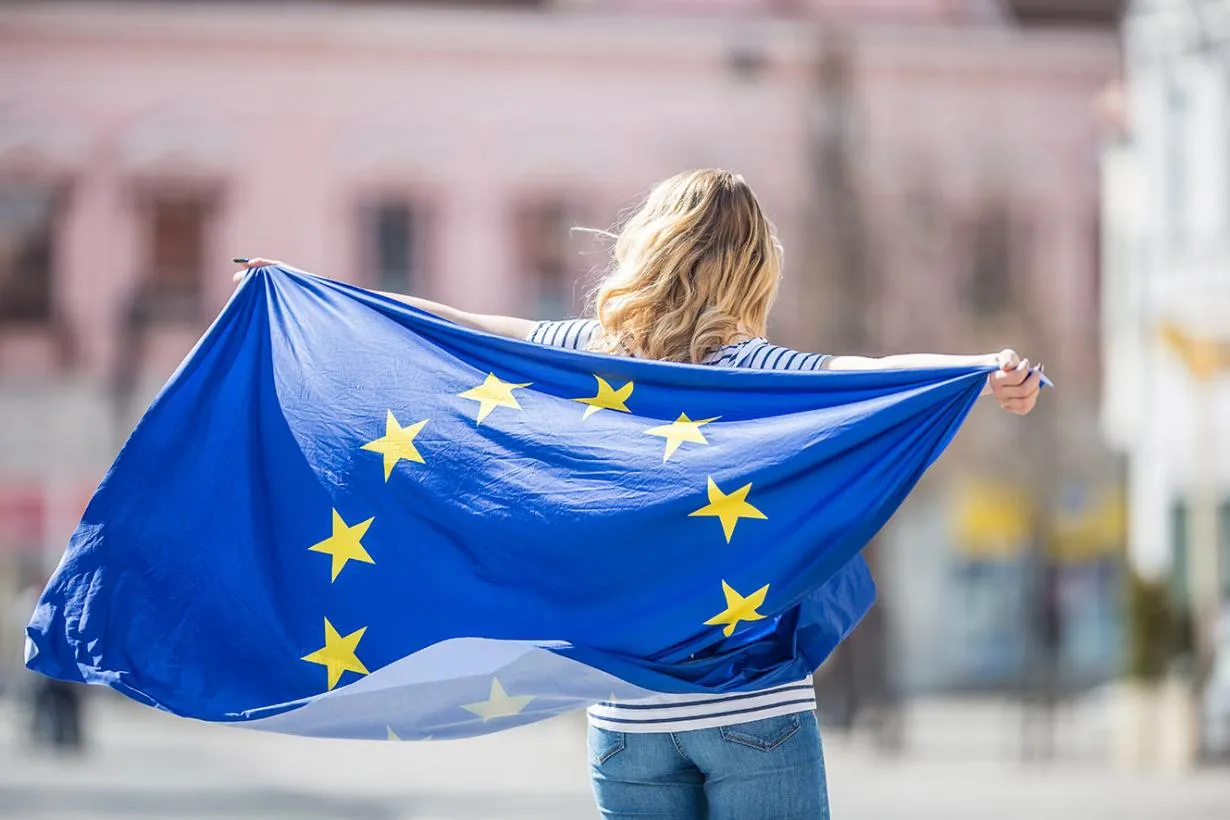 Mujer con bandera de Europa (Erasmus)