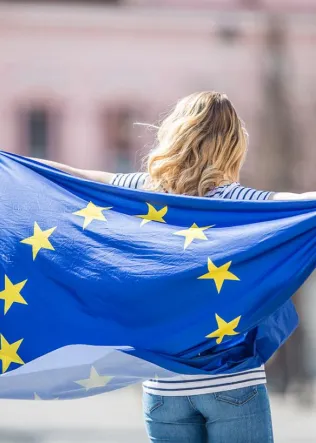 Mujer con bandera de Europa (Erasmus)